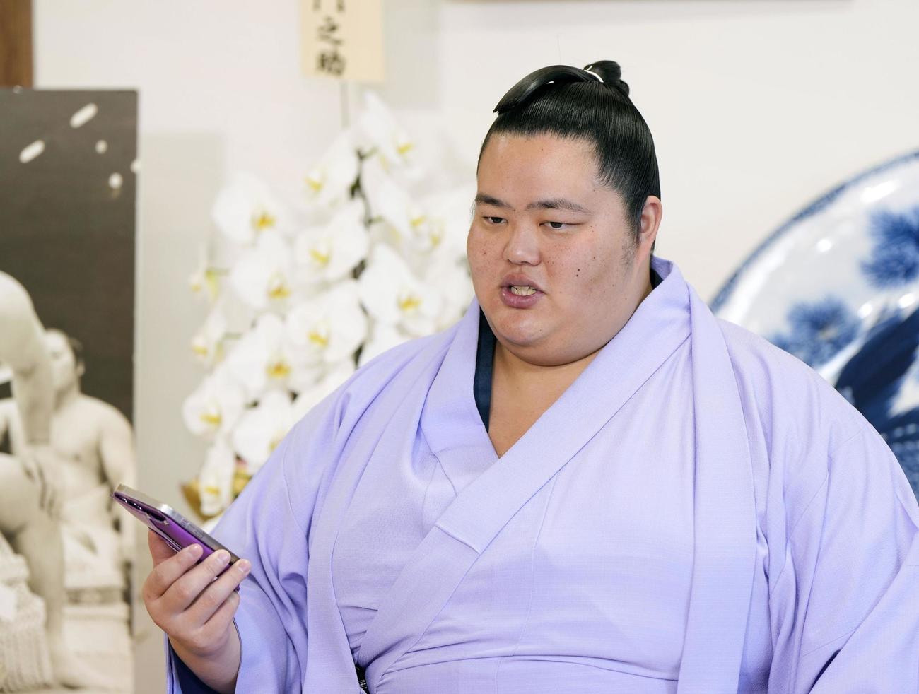 記者会見で、石破首相から届いたメッセージを読む大関琴桜（共同）