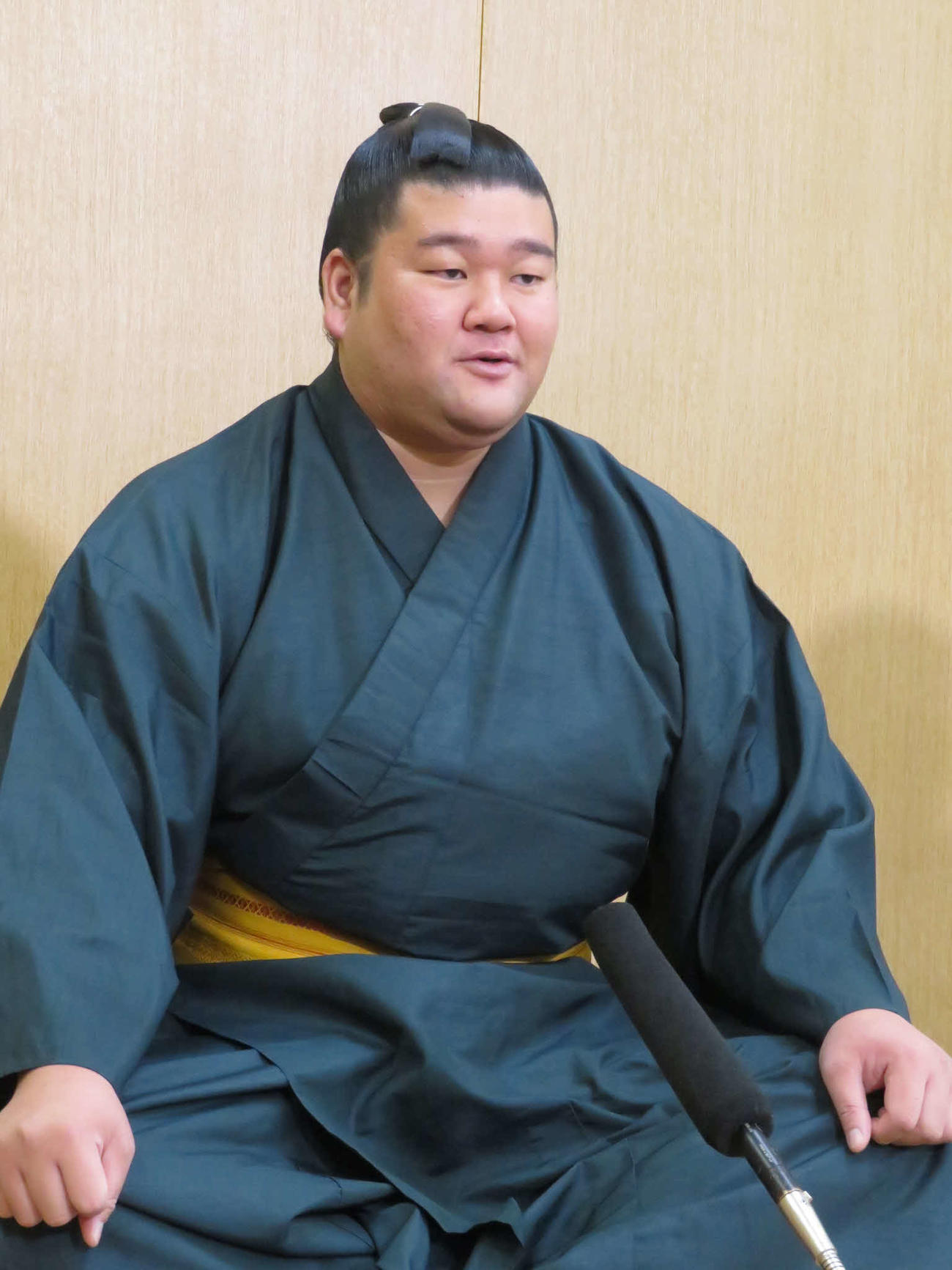 新十両会見に臨んだ羽出山