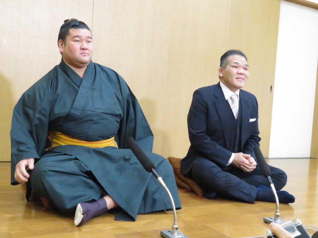 師匠の玉ノ井親方（右）と新十両会見に臨んだ羽出山