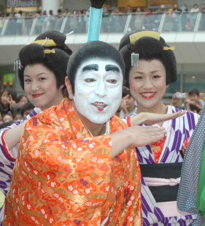 バカ殿姿で「アイーン」を決める志村けんさん（2008年撮影）