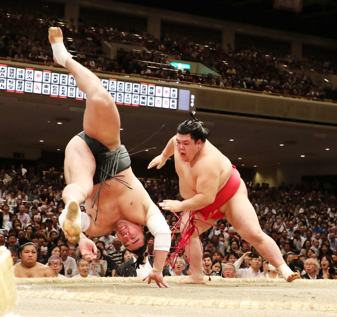日馬富士（左）を、はたき込みで破り金星を挙げた阿武咲（2017年9月14日撮影）