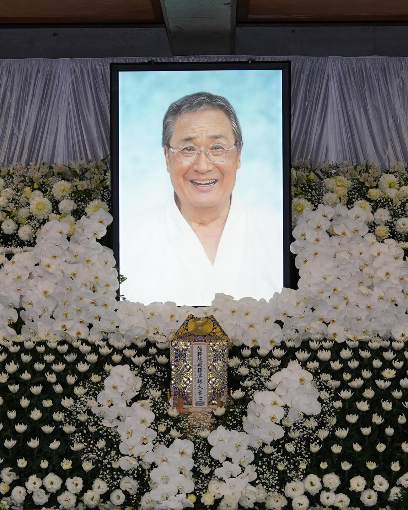 北の富士勝昭さんを偲ぶ会の祭壇に掲げられた遺影（撮影・中島郁夫）