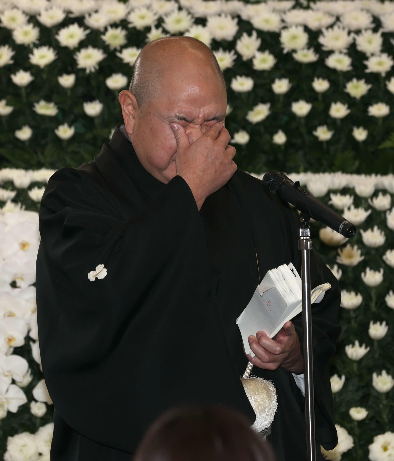 北の富士勝昭さんをしのぶ会であいさつし、涙する日本相撲協会の八角理事長（代表撮影）