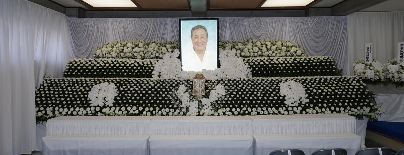 北の富士勝昭さんを偲ぶ会の祭壇（撮影・中島郁夫）