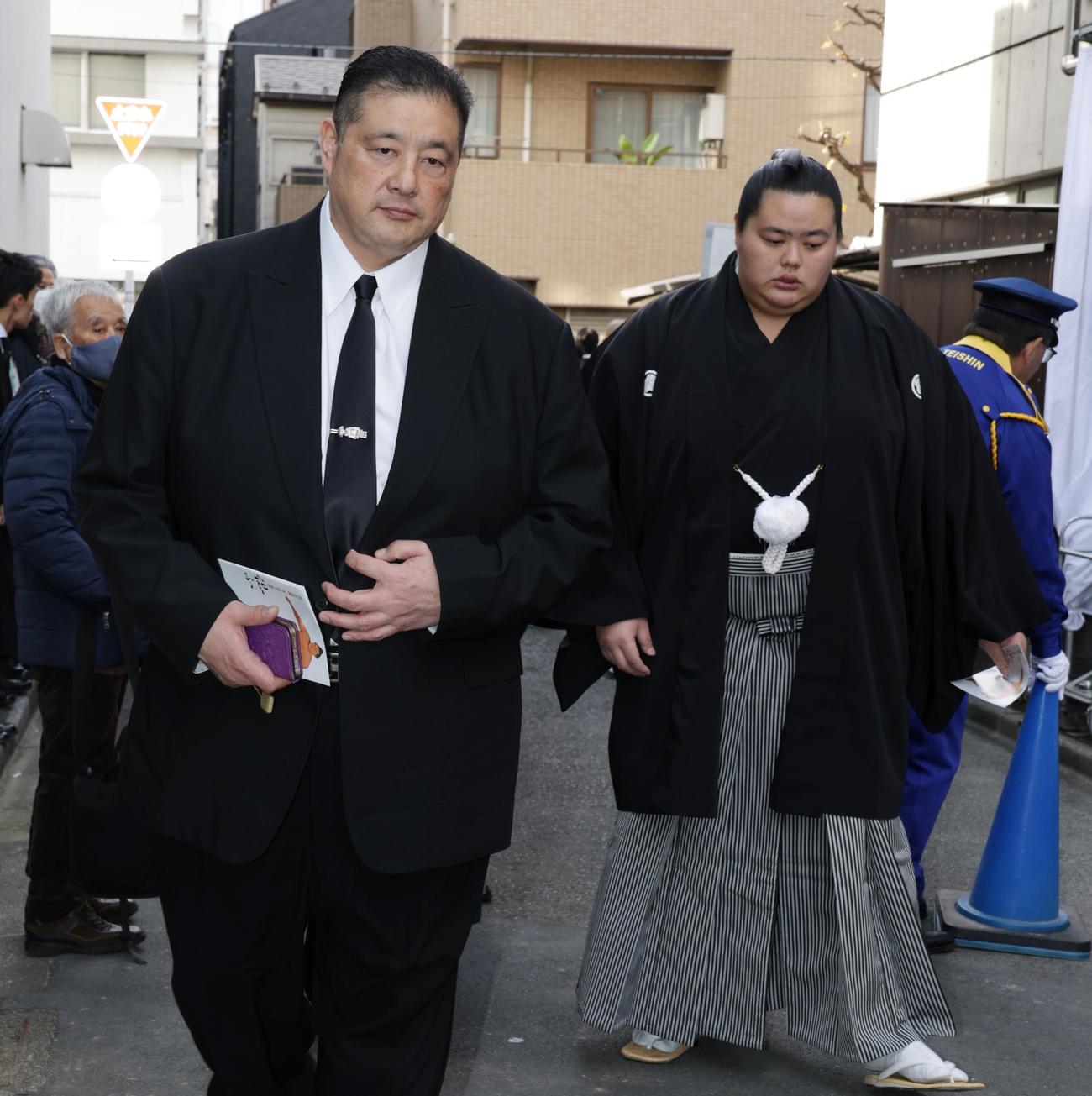 北の富士勝昭さんを偲ぶ会に訪れた佐渡ヶ嶽親方（左）と大関琴櫻（撮影・中島郁夫）