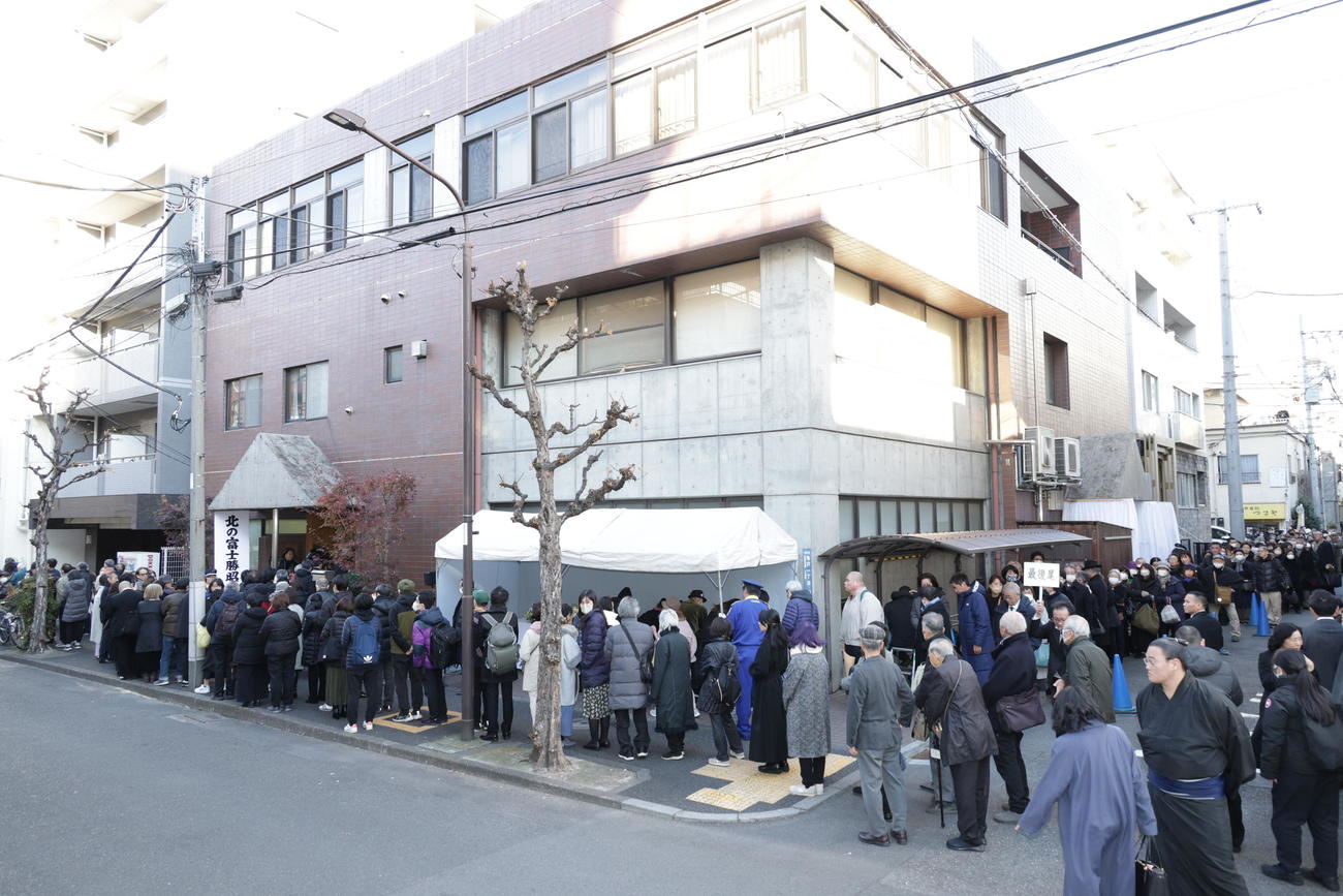 北の富士勝昭さんを偲ぶ会に訪れた大勢のファン。列が伸び八角部屋を2周目へ（撮影・中島郁夫）