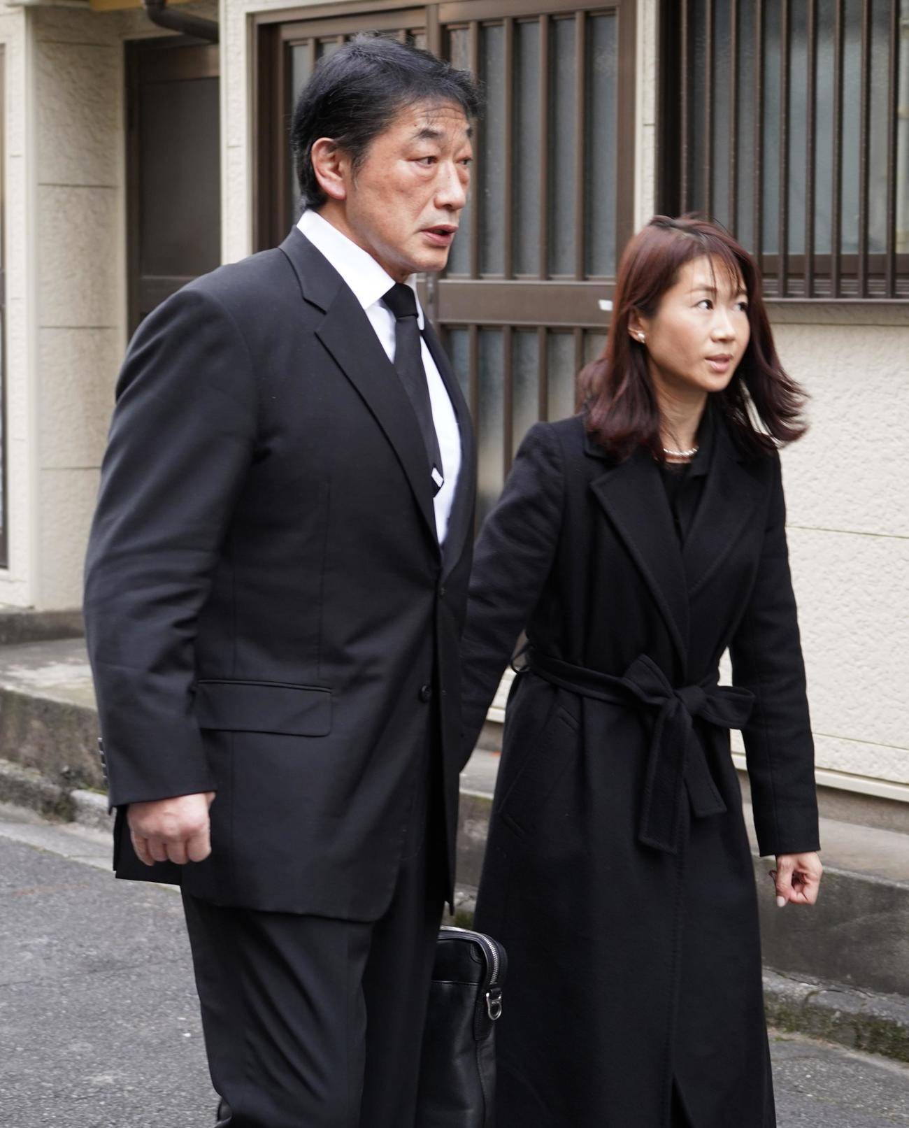 北の富士勝昭さんを偲ぶ会に訪れた小橋建太（左）と妻のみずき舞（撮影・中島郁夫）