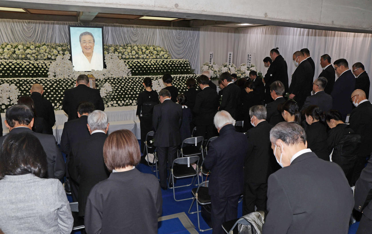 北の富士勝昭さんをしのぶ会で黙とうする参列者（代表撮影）