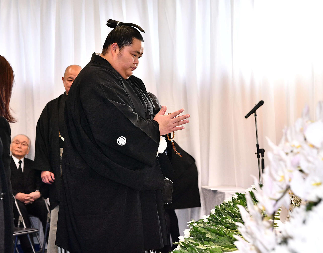 北の富士勝昭さんをしのぶ会で献花し、手を合わせる大関琴桜（代表撮影）