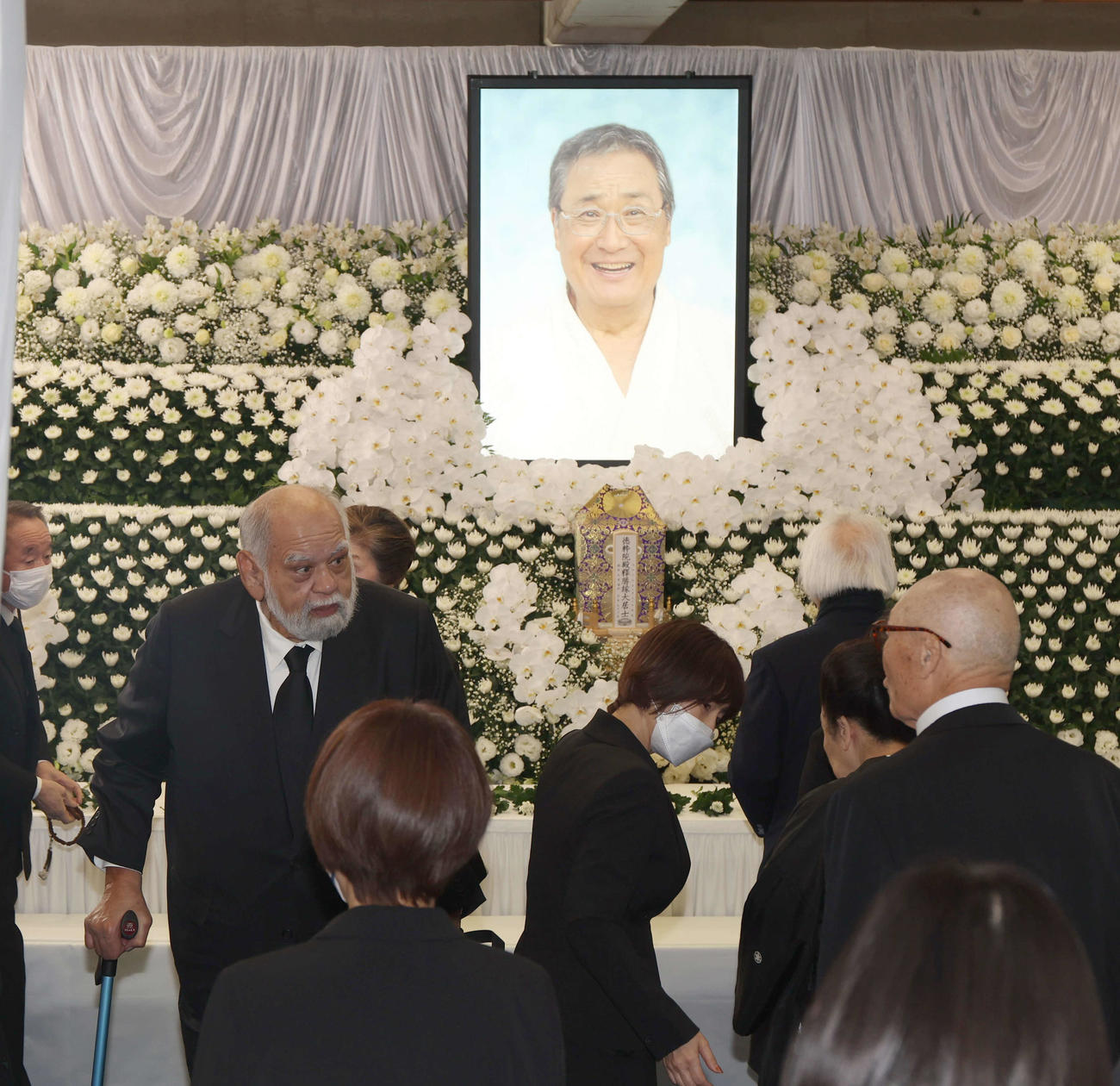北の富士勝昭さんをしのぶ会に参列した元高見山の渡辺大五郎さん（左）（代表撮影）