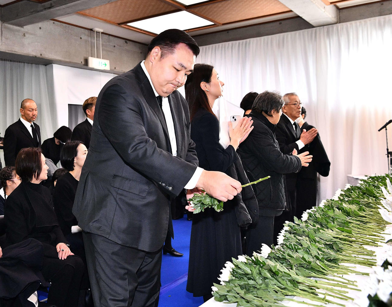 北の富士勝昭さんをしのぶ会で献花する元横綱鶴竜の音羽山親方（左）（代表撮影）