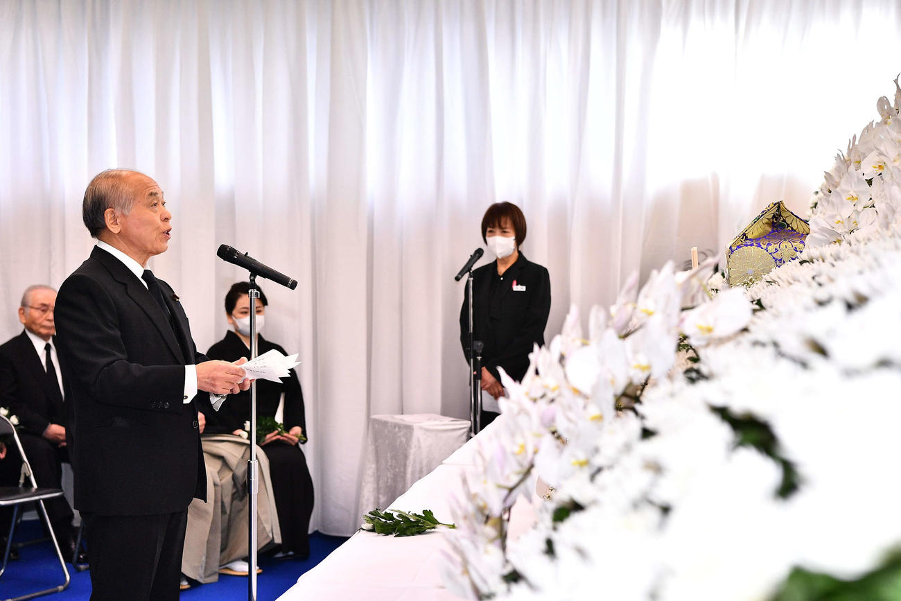 北の富士勝昭さんをしのぶ会で、お別れの言葉を述べる木宗男参議院議員（代表撮影）