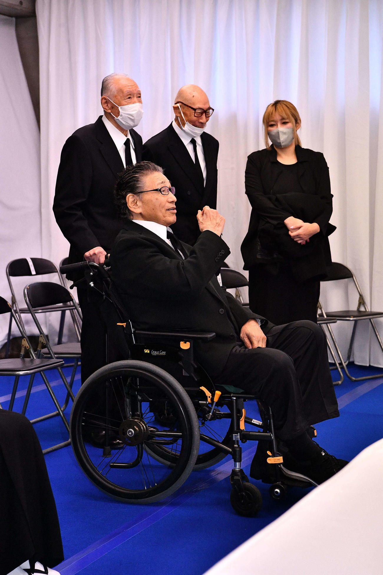 北の富士勝昭さんをしのぶ会で、遺影を見つめる元プロレスラーの天龍源一郎さん（手前）（代表撮影）