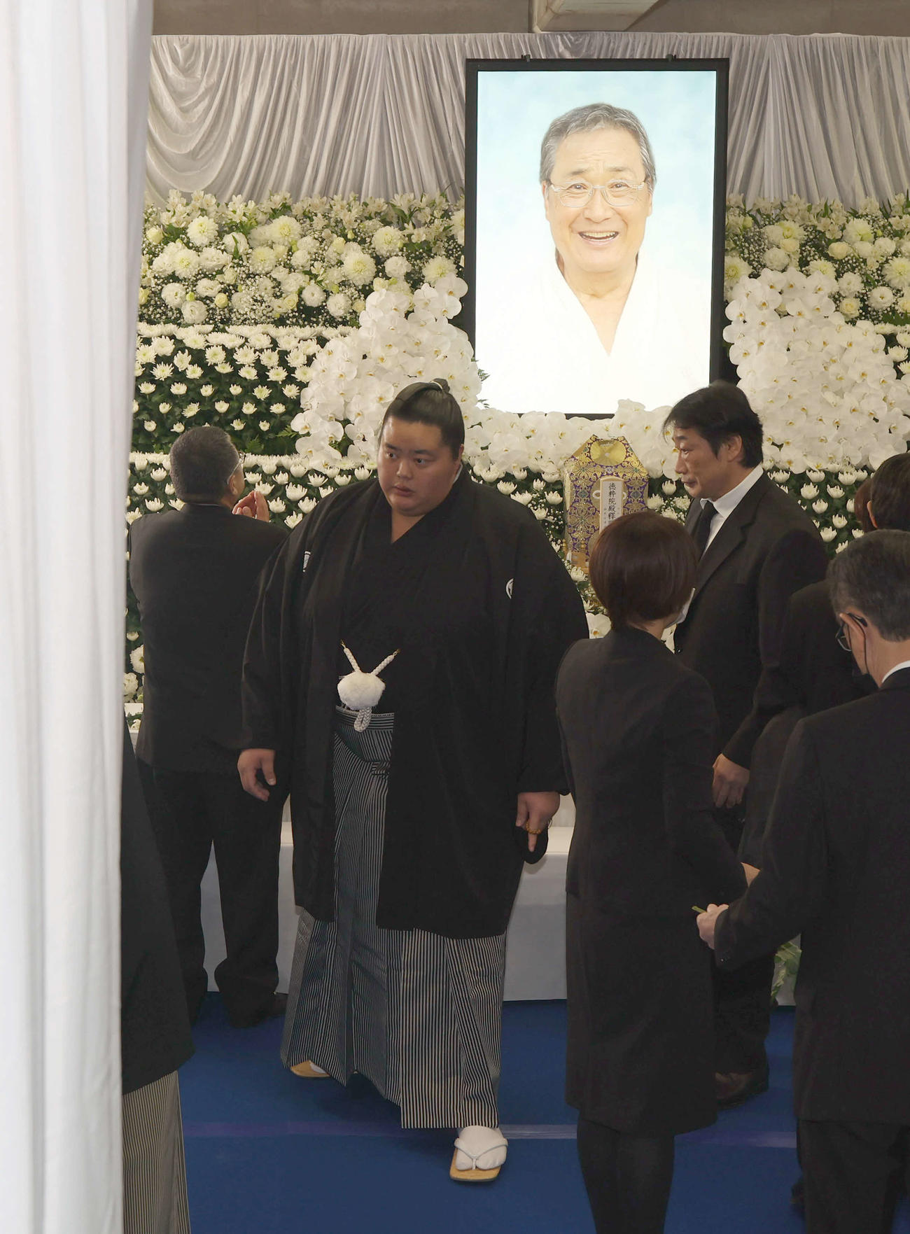 北の富士勝昭さんをしのぶ会に参列した大関琴桜（中央左）（代表撮影）