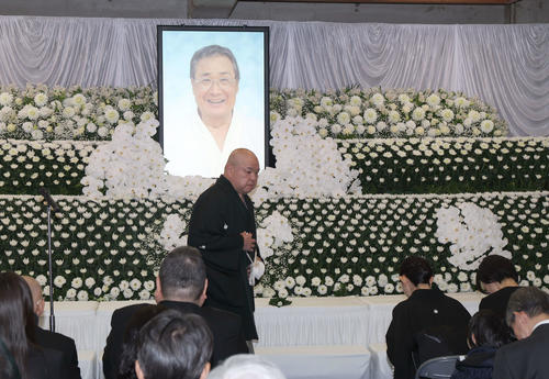 北の富士さん戒名「徳粋院殿釈勝縁大居士」断髪式後タキシード姿で熱唱