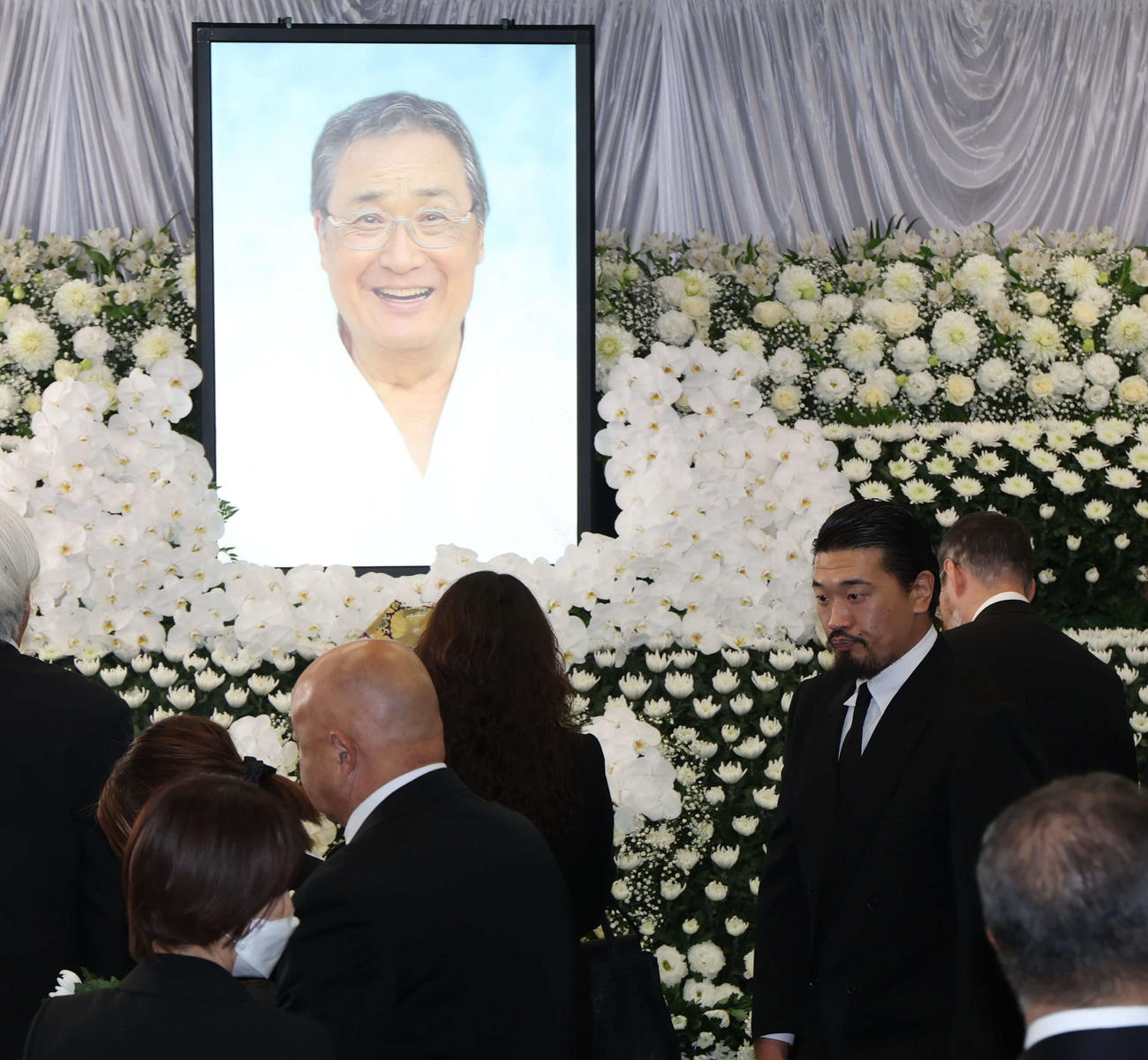 北の富士勝昭さんをしのぶ会に参列したプロレスラーの樋口和貞（右）（代表撮影）