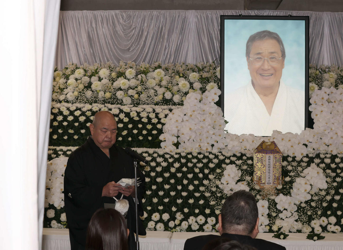 北の富士勝昭さんをしのぶ会であいさつする日本相撲協会の八角理事長（代表撮影）