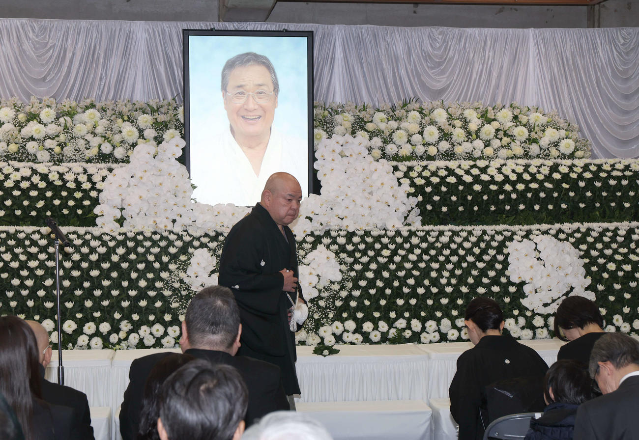 北の富士勝昭さんをしのぶ会であいさつに臨む日本相撲協会の八角理事長（中央）（代表撮影）