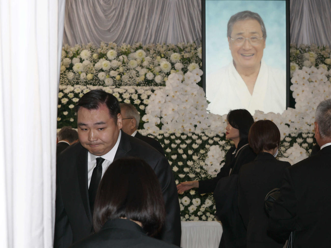 北の富士勝昭さんをしのぶ会に参列した元横綱鶴竜の音羽山親方（左）（代表撮影）