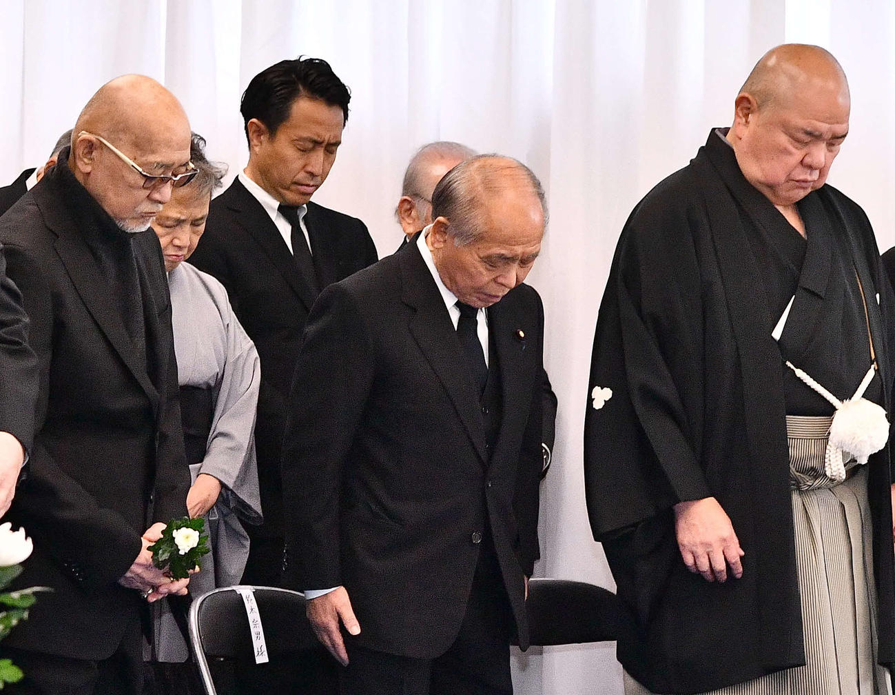 北の富士勝昭さんをしのぶ会で、黙とうする（左から）歌手の松山千春、鈴木宗男参議院議員、日本相撲協会の八角理事長（代表撮影）