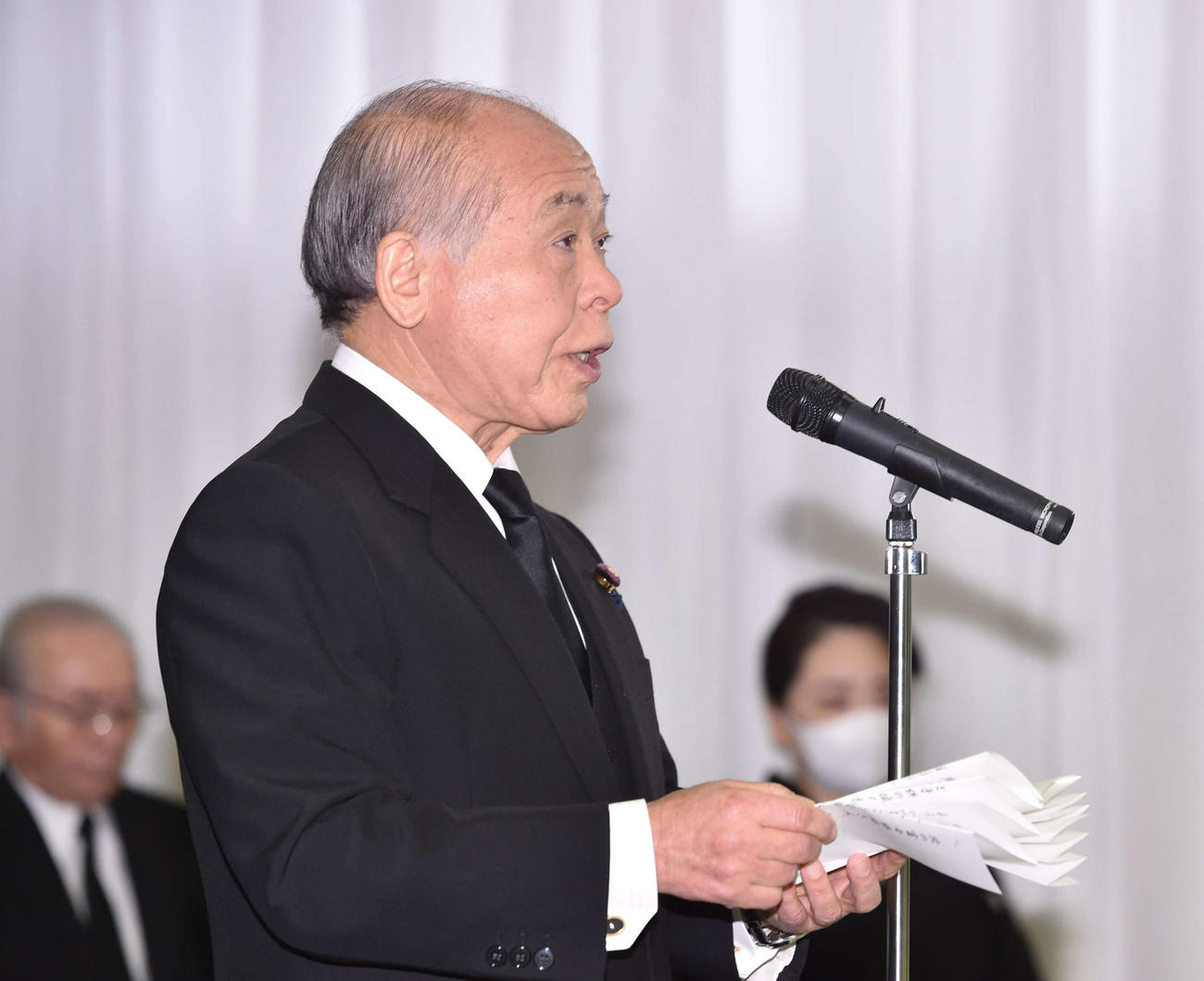 北の富士勝昭さんをしのぶ会で、お別れの言葉を述べる鈴木宗男参議院議員（代表撮影）