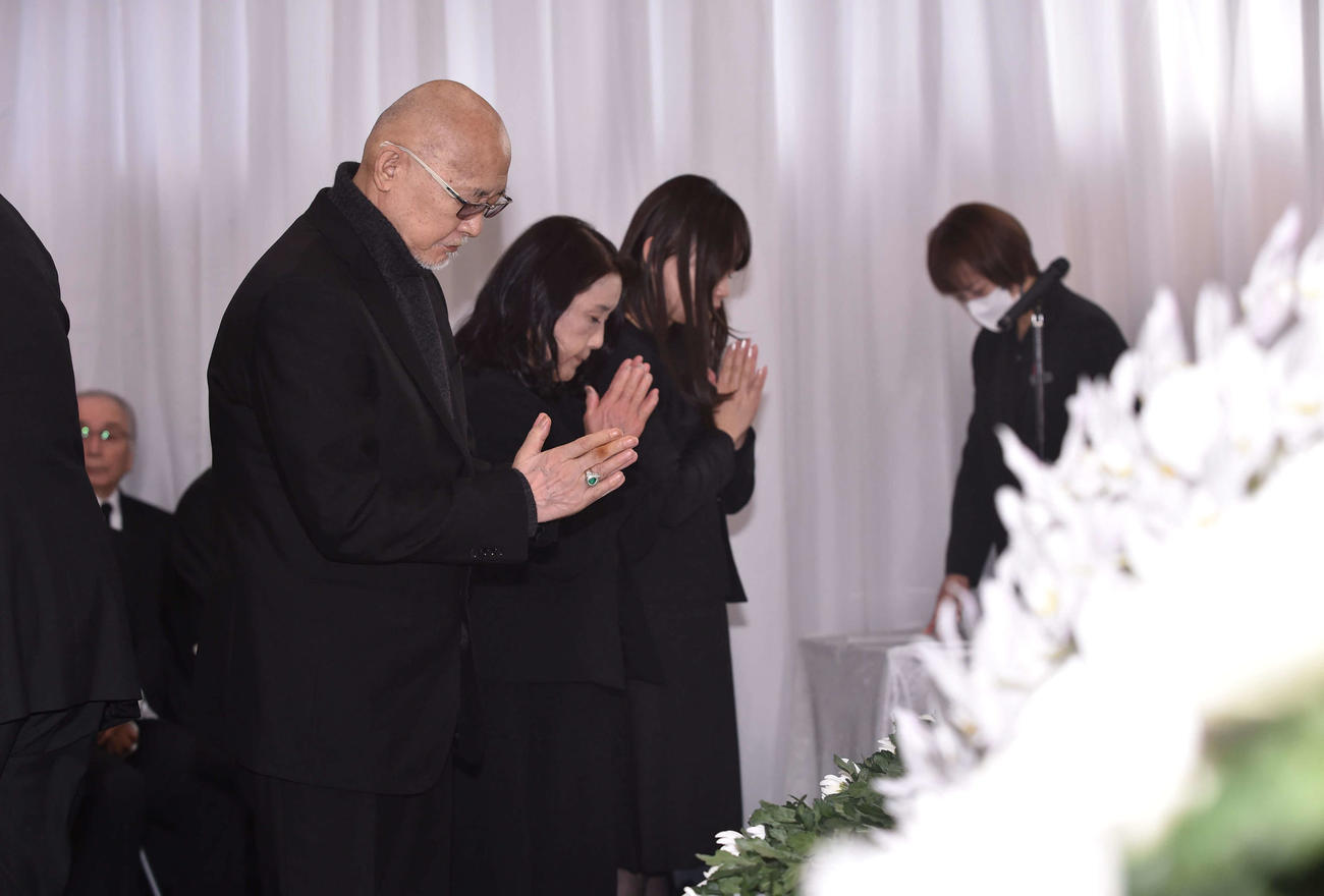 北の富士勝昭さんをしのぶ会で手を合わせる歌手の松山千春（左）（代表撮影）