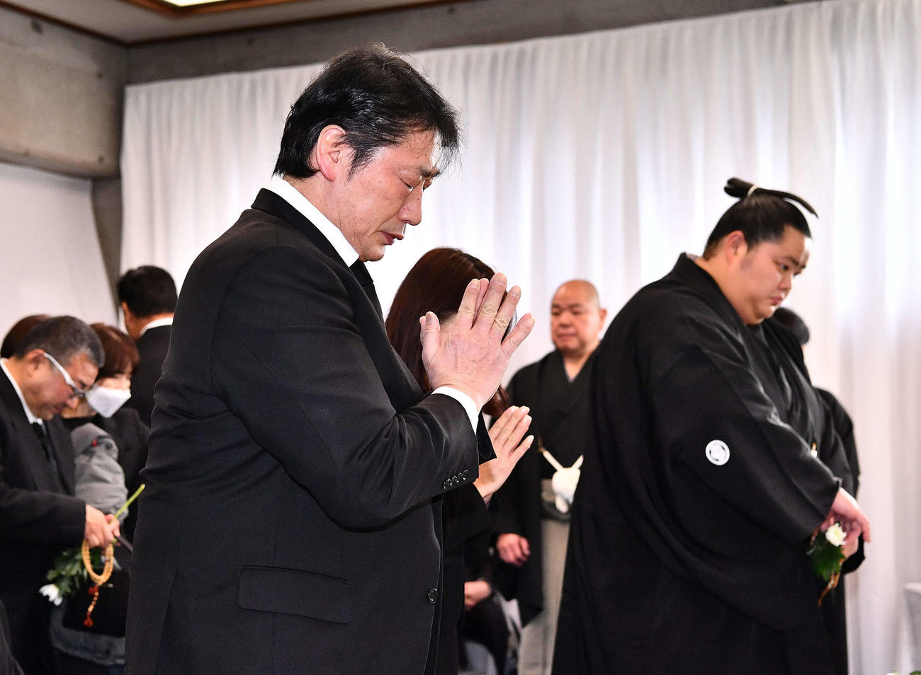 北の富士勝昭さんをしのぶ会で手を合わせる元プロレスラーの小橋建太さん（左）（代表撮影）