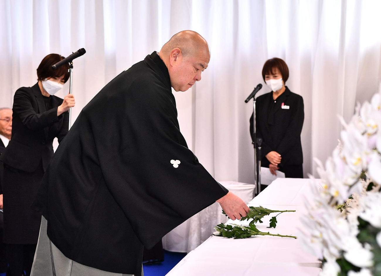 北の富士勝昭さんをしのぶ会で献花する日本相撲協会の八角理事長（代表撮影）