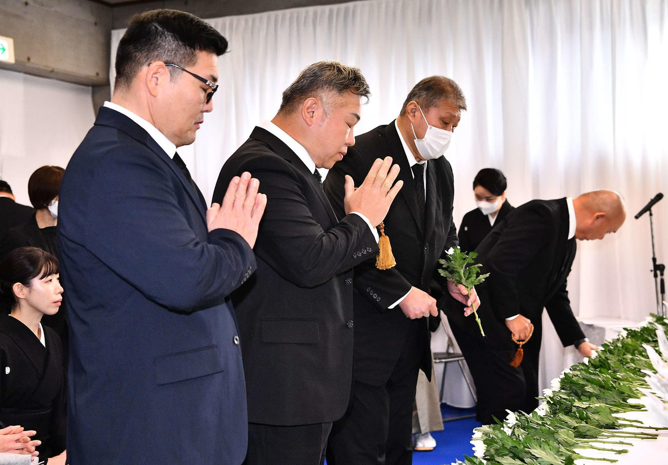 北の富士勝昭さんをしのぶ会で献花し、手を合わせる元大関千代大海の九重親方（左から2人目）（代表撮影）