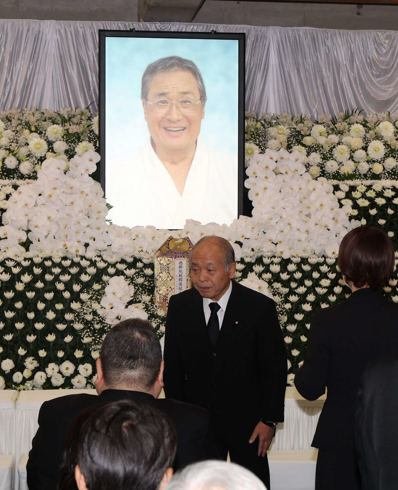 北の富士勝昭さんをしのぶ会で、お別れの言葉を述べた鈴木宗男参議院議員（代表撮影）