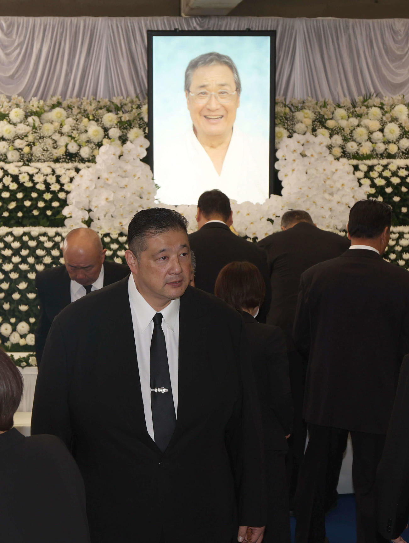 北の富士勝昭さんをしのぶ会に参列した佐渡ケ嶽親方（手前）（代表撮影）