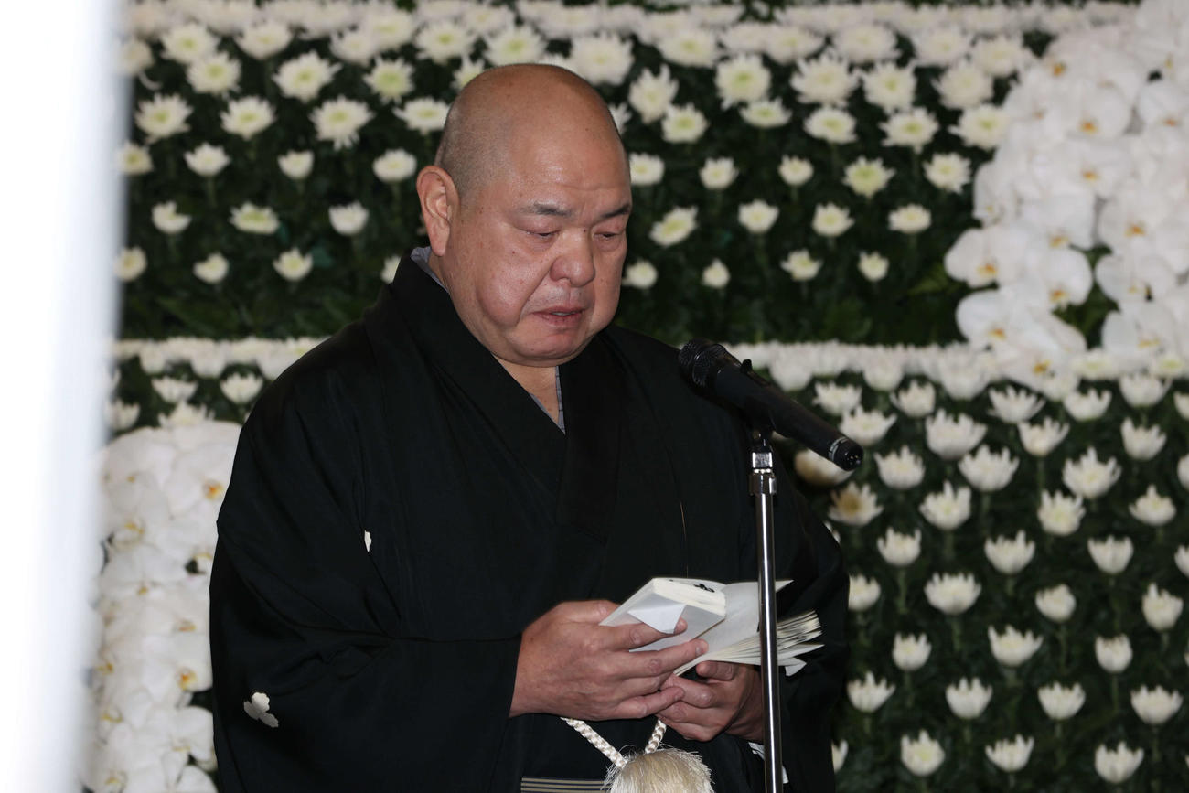 北の富士勝昭さんをしのぶ会であいさつする日本相撲協会の八角理事長（代表撮影）