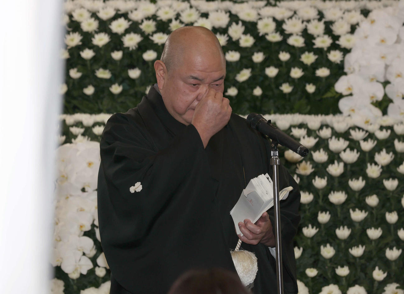 北の富士勝昭さんをしのぶ会であいさつし、涙する日本相撲協会の八角理事長（代表撮影）