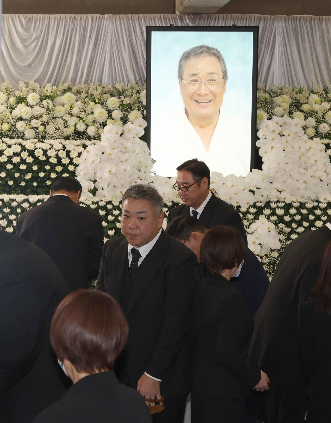 北の富士勝昭さんをしのぶ会に参列した元大関千代大海の九重親方（中央）（代表撮影）