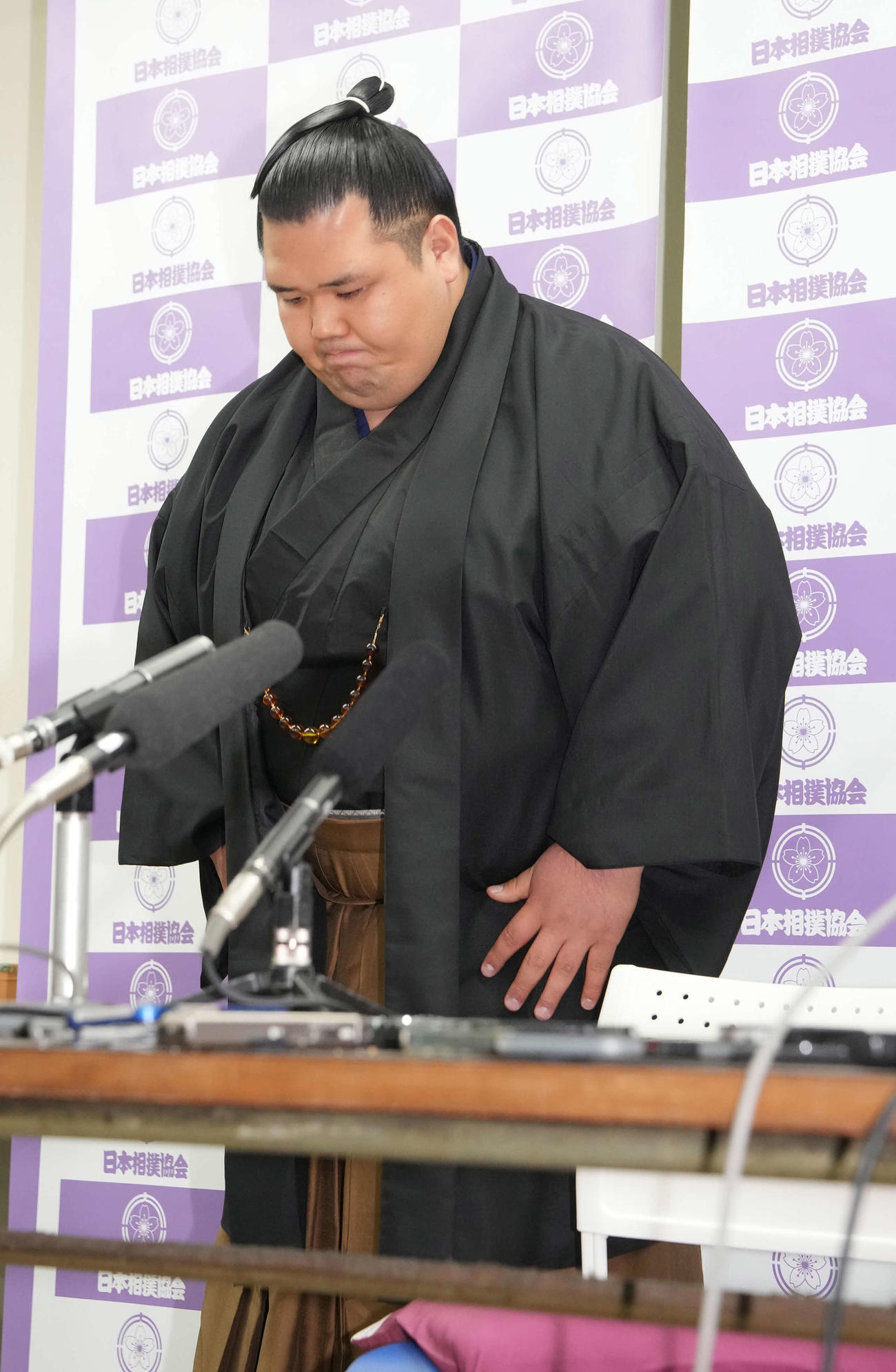 引退会見で頭を下げる阿武咲（撮影・小沢裕）