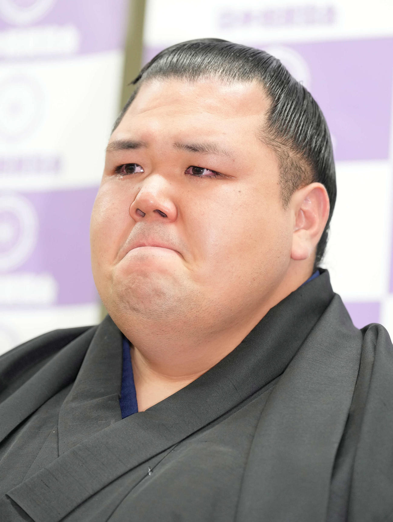 引退会見で感極まる阿武咲（撮影・小沢裕）