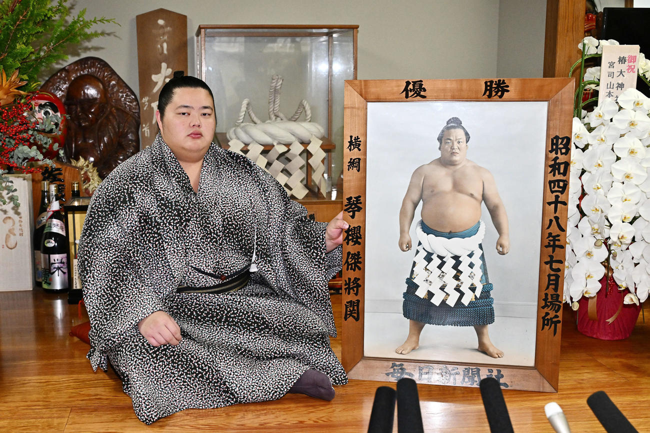先代の綱と優勝額とともに写真に納まる琴桜（撮影・滝沢徹郎）