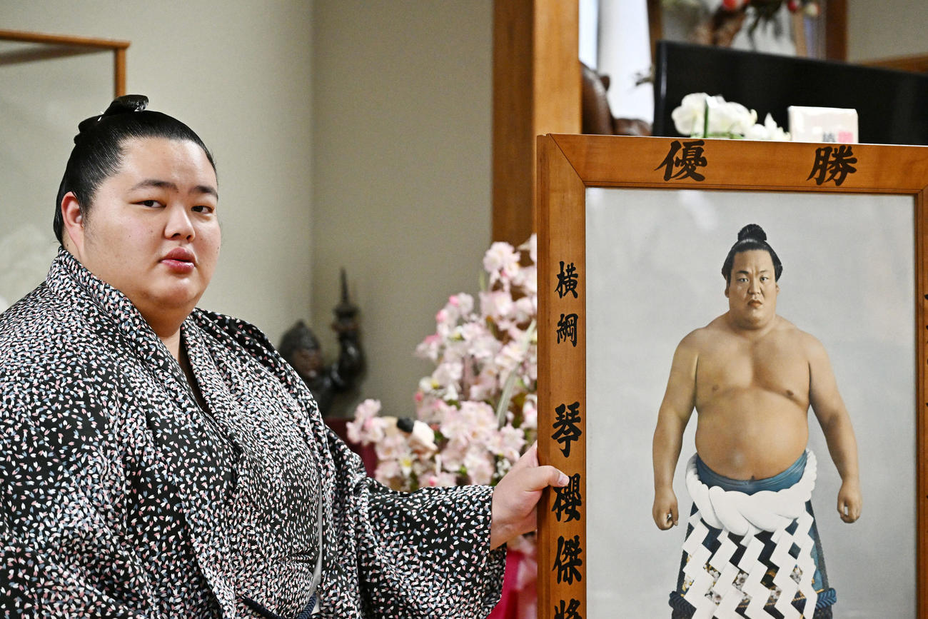 先代の優勝額とともに写真に納まる琴桜（撮影・滝沢徹郎）