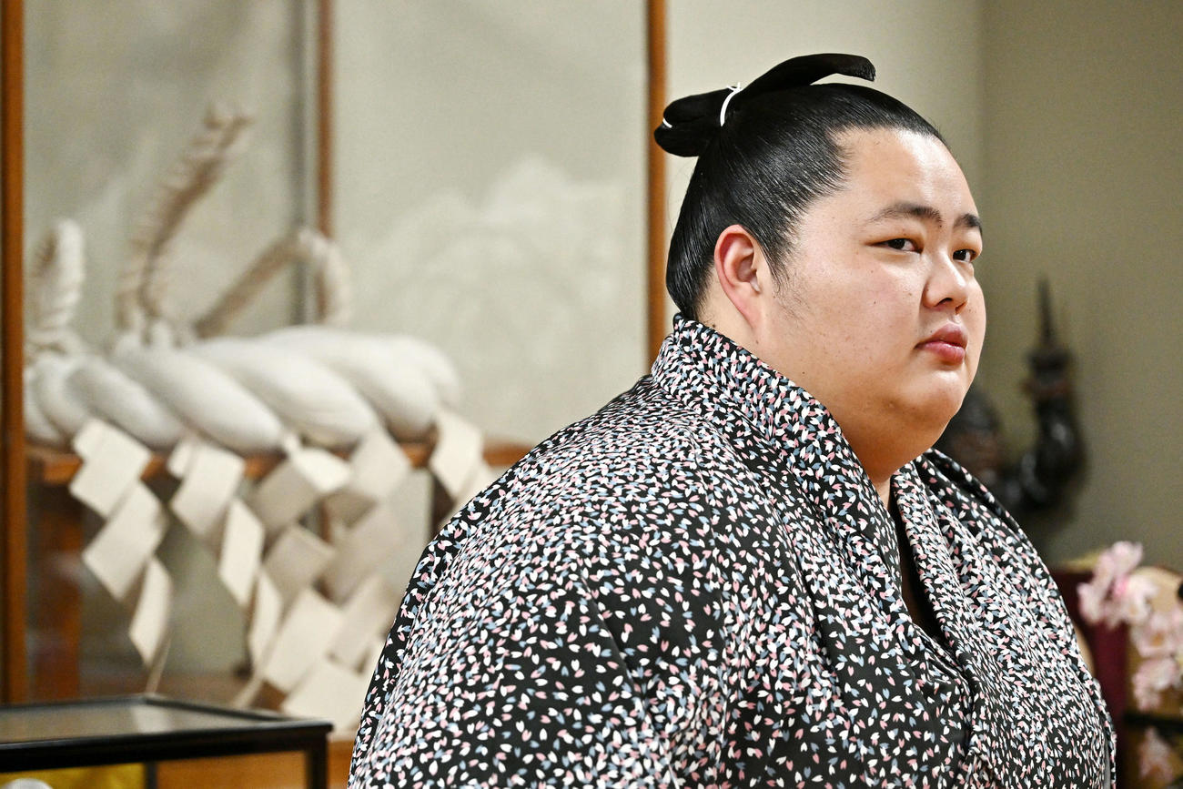 先代の綱の前で初場所の抱負を語る琴桜（撮影・滝沢徹郎）