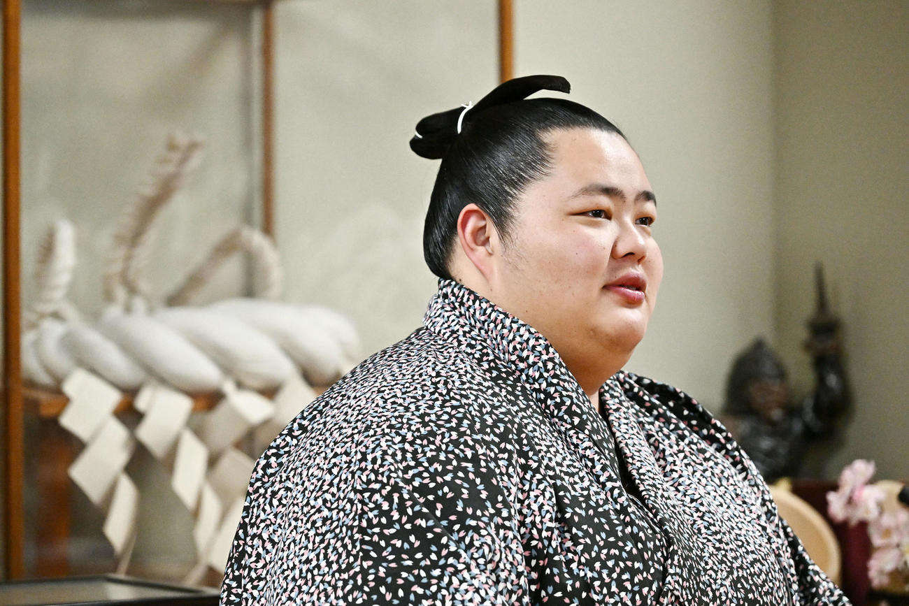 先代の綱の前で初場所の抱負を語る琴桜（撮影・滝沢徹郎）