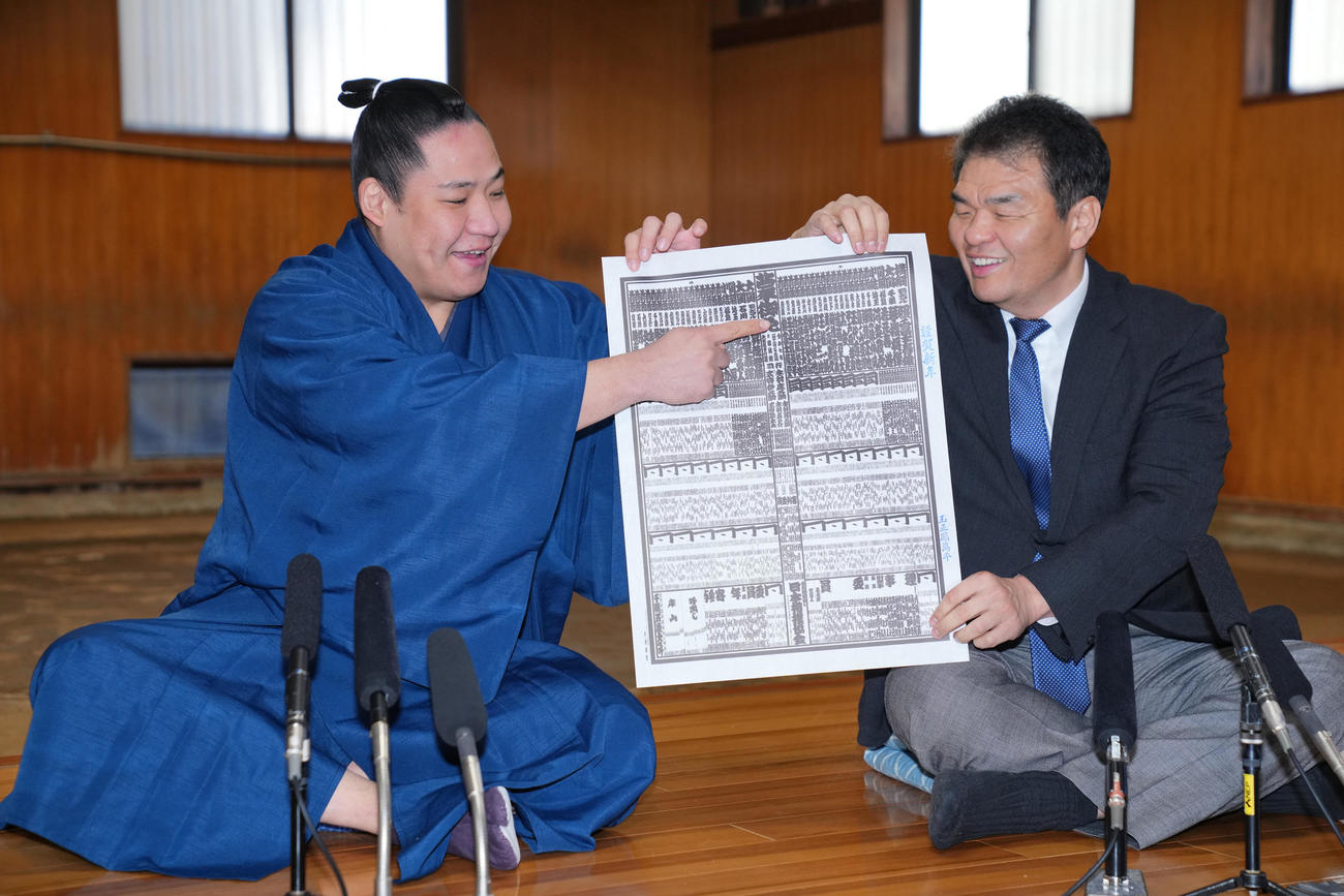 新入幕の玉正鳳（左）と片男波親方は番付表を手に笑顔を見せる（撮影・垰建太）