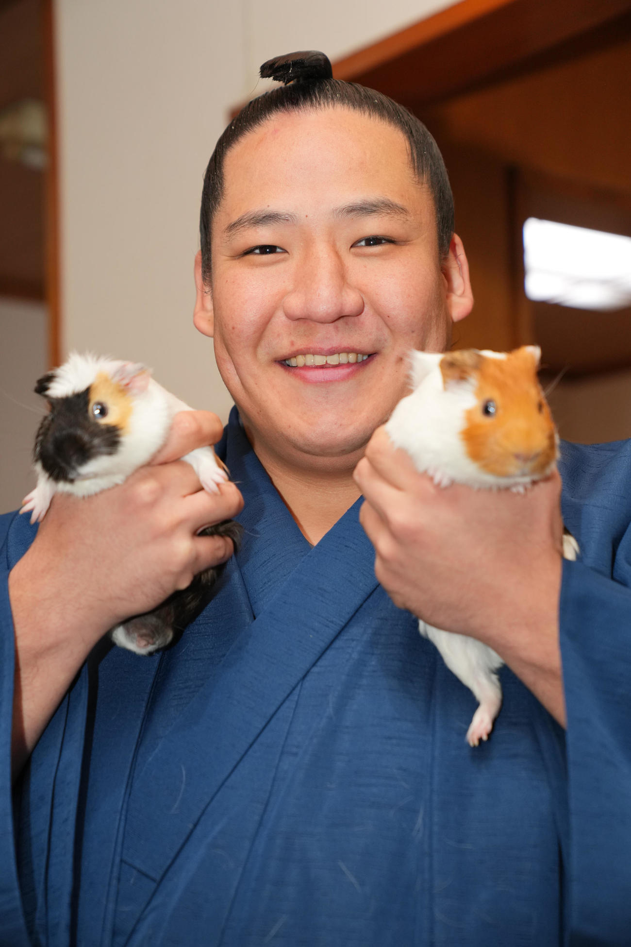 新入幕の玉正鳳はペットでモルモットのハムちゃん（右）とカムちゃんを手に笑顔を見せる（撮影・垰建太）