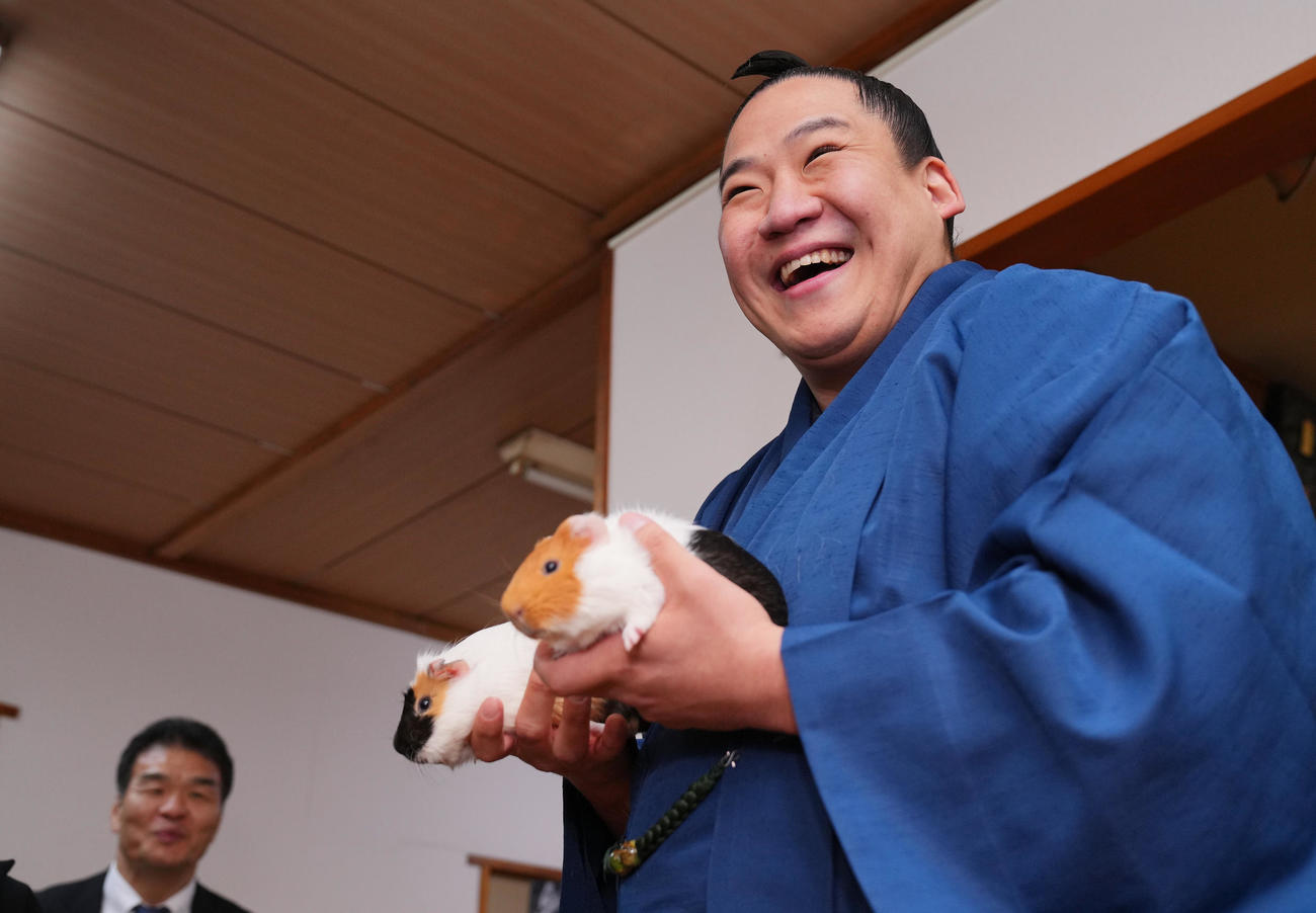 新入幕の玉正鳳はペットでモルモットのハムちゃん（右）とカムちゃんを手に笑顔を見せる（撮影・垰建太）