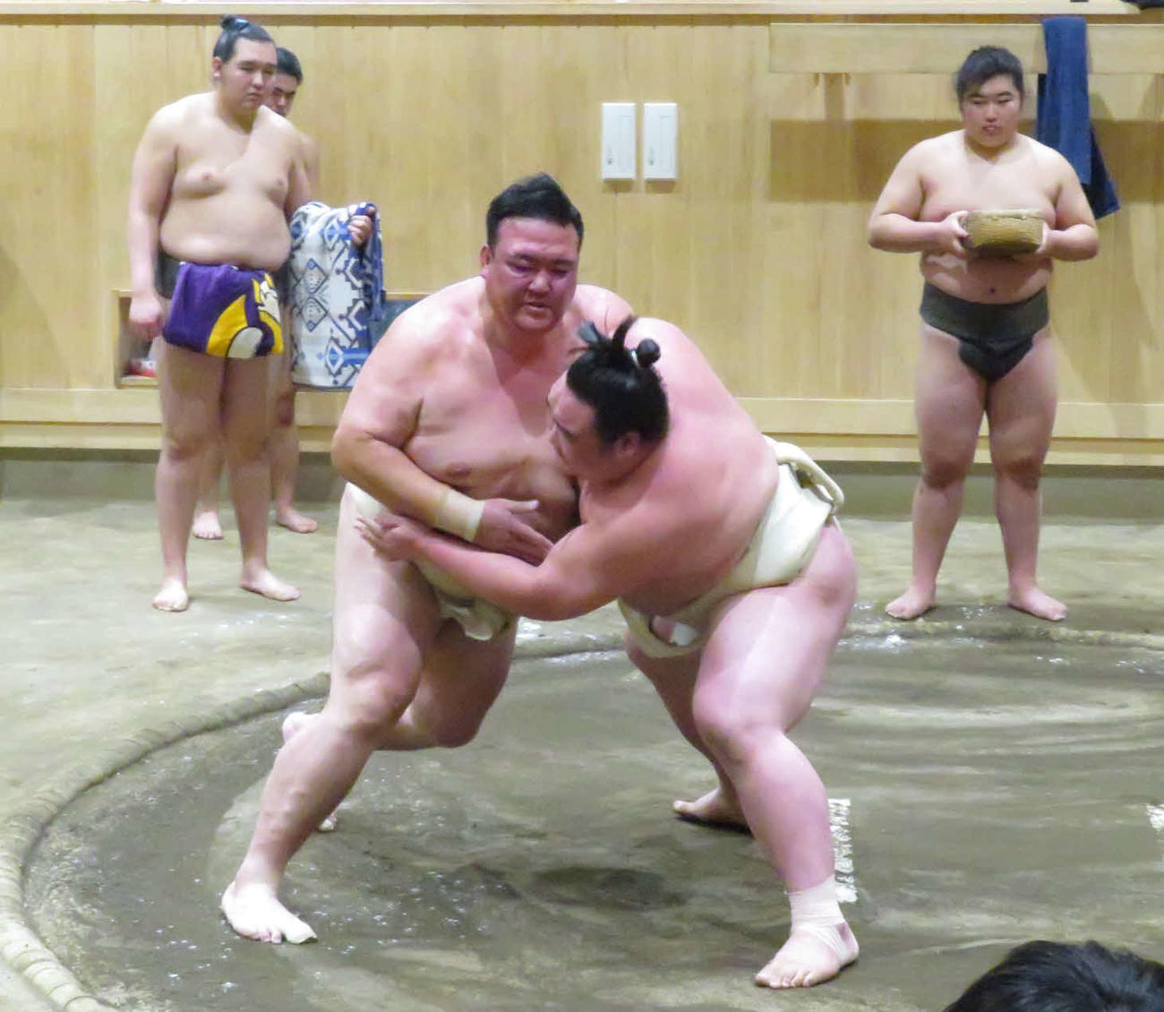 熱のこもった三番稽古を繰り返した二所ノ関親方（手前左）と白熊（同右）