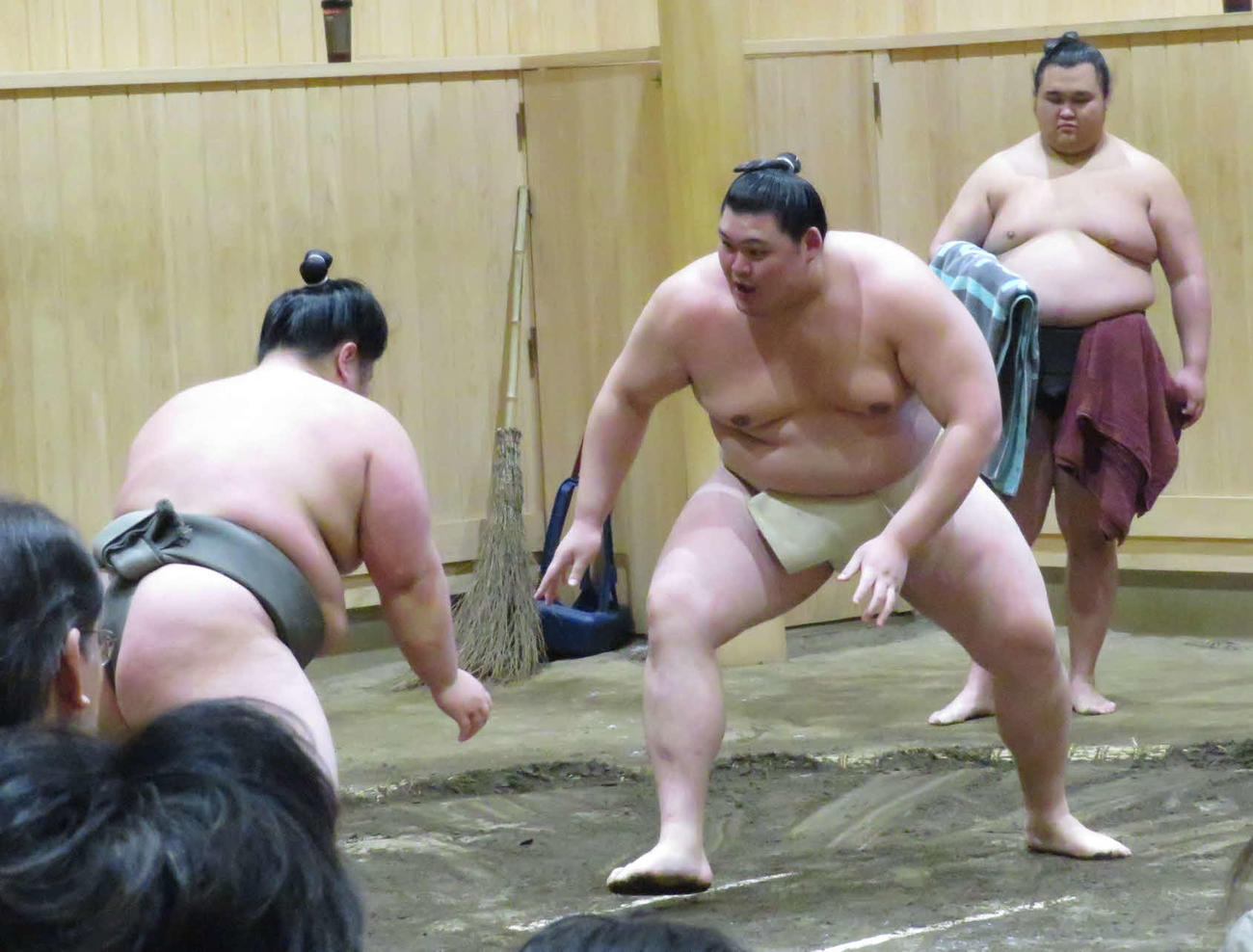 稽古で若い衆に胸を出した大の里（手前右）