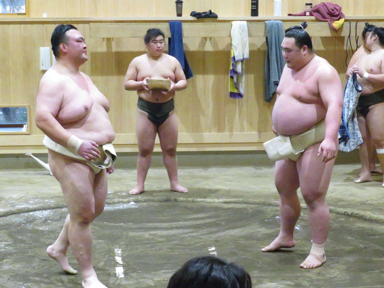 熱のこもった三番稽古を行った二所ノ関親方（手前左）と白熊（同右）