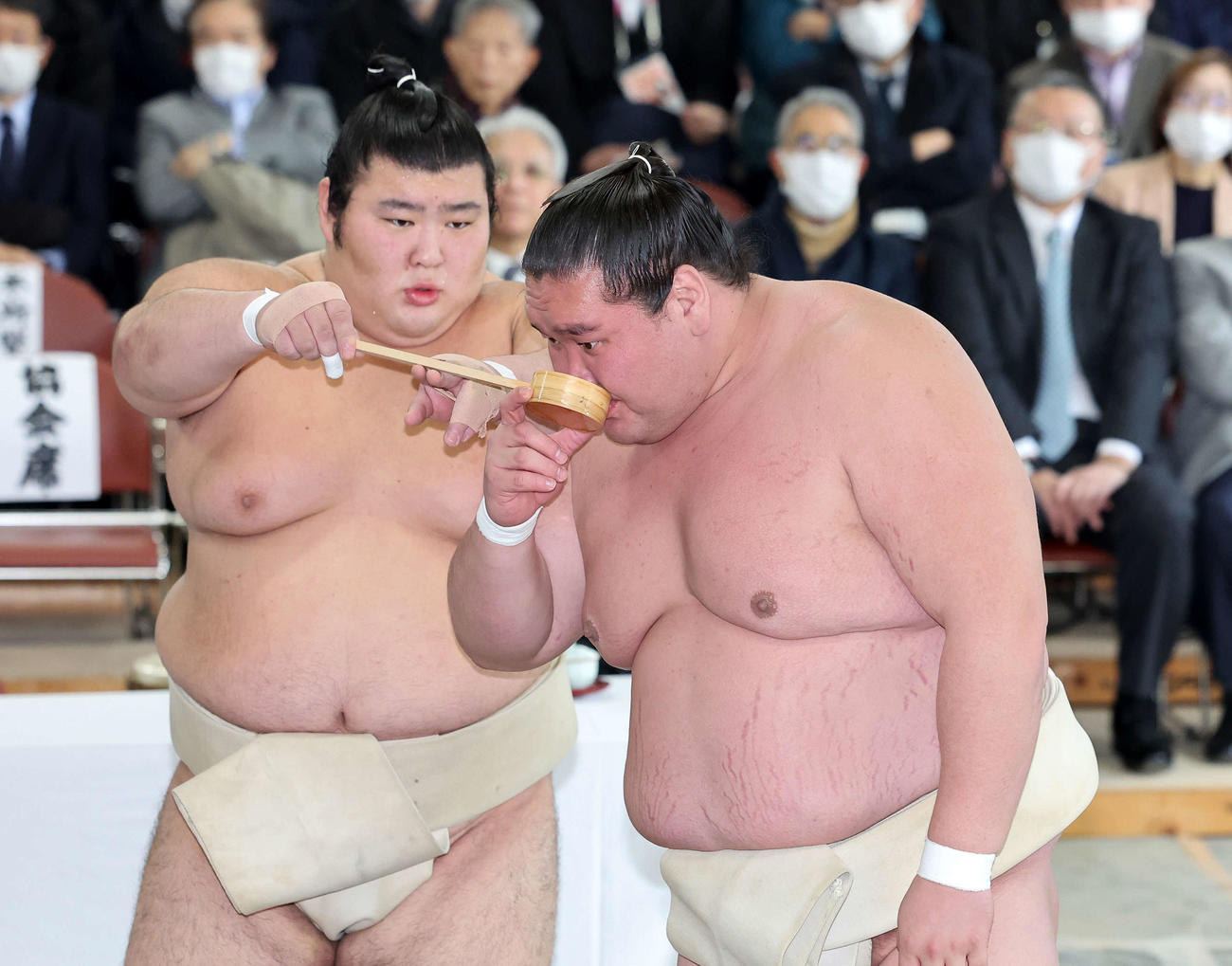 横綱審議委員会稽古総見で熱海富士（左）に力水をつけてもらう照ノ富士（撮影・鈴木正人）