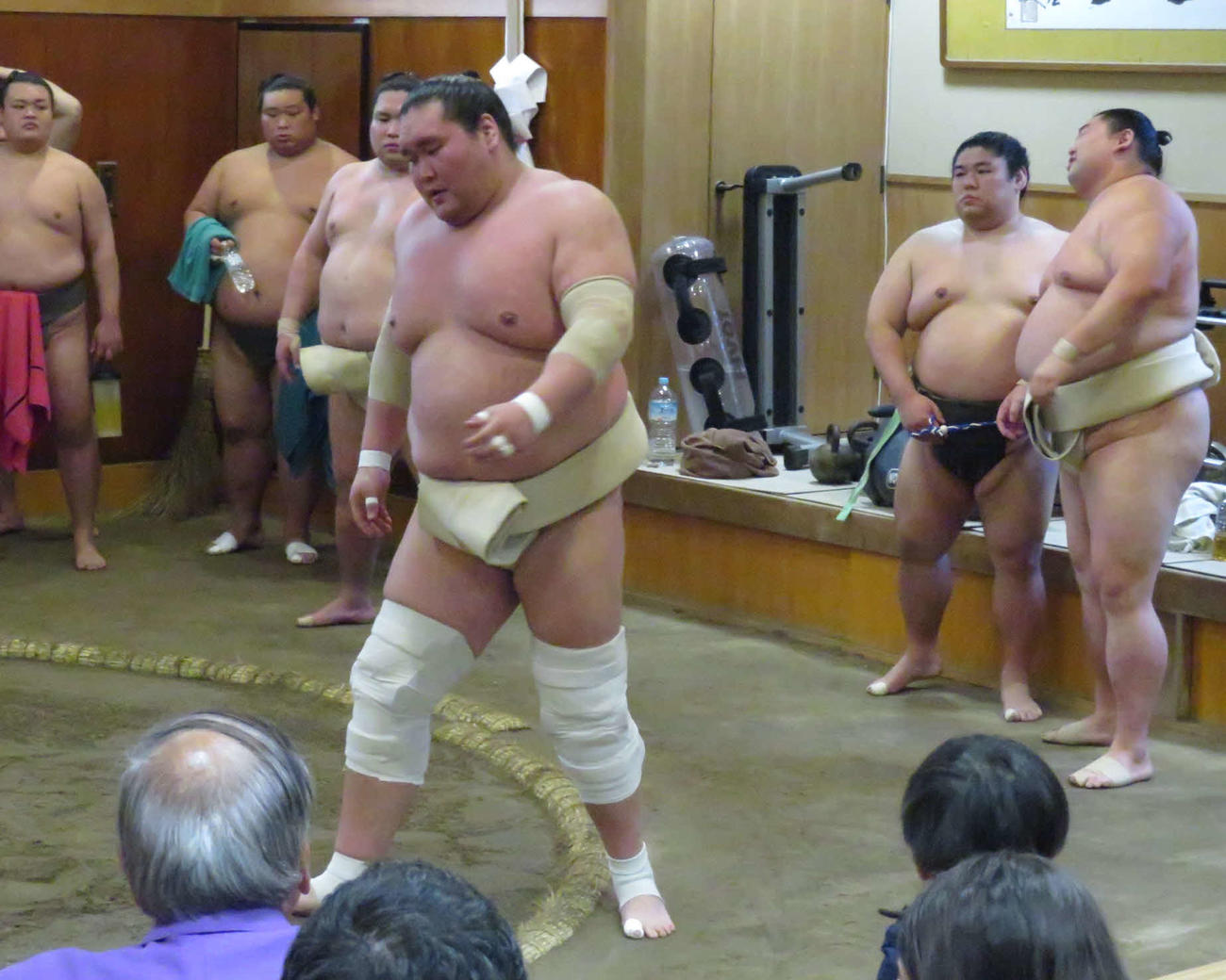 時津風部屋に出稽古し、三番稽古で正代（右端）を圧倒した照ノ富士（手前）