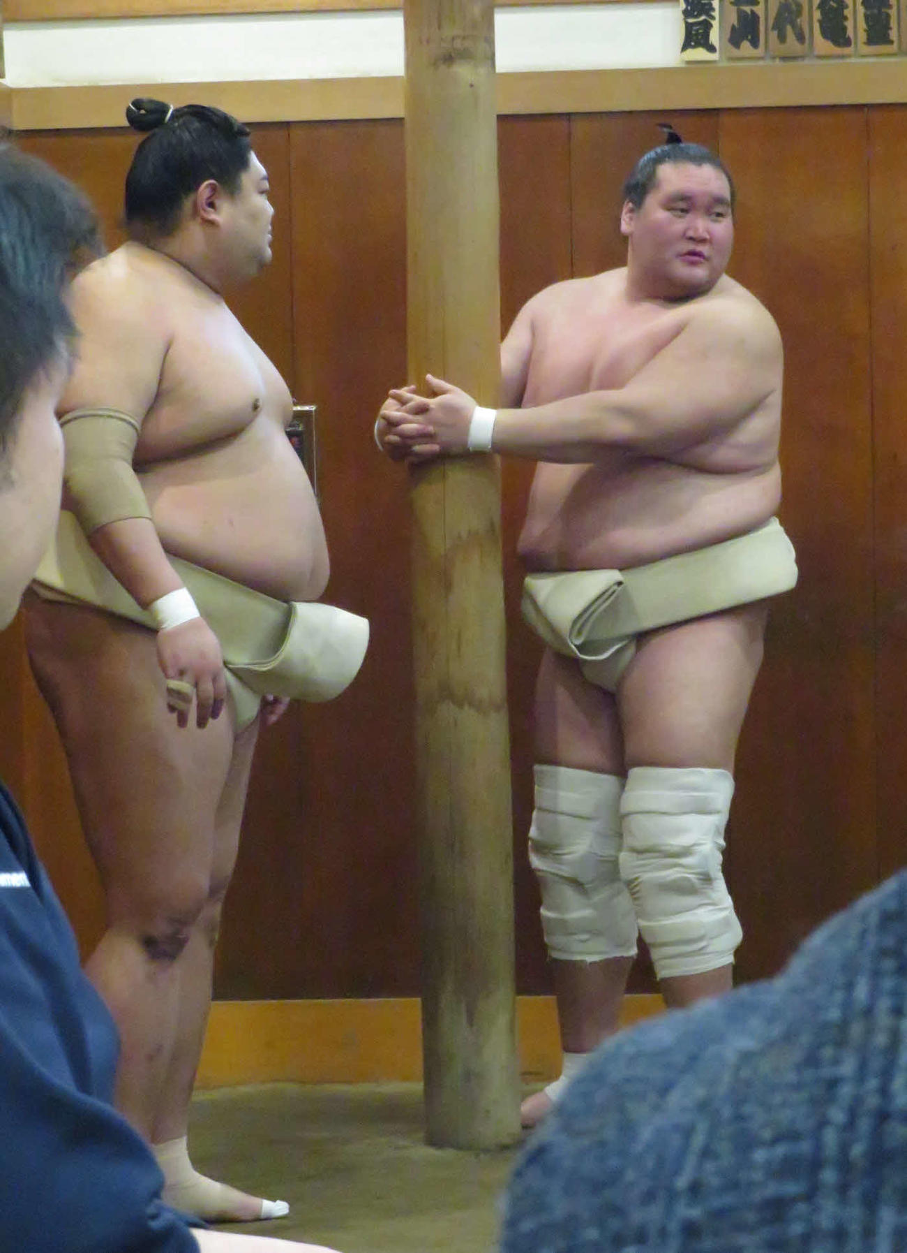 出稽古先の時津風部屋で、稽古の合間に土俵を見つめる照ノ富士（右）。左は阿炎
