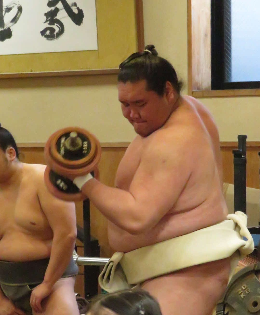 時津風部屋に出稽古し、相撲を取る稽古の前に筋力トレーニングに励む照ノ富士